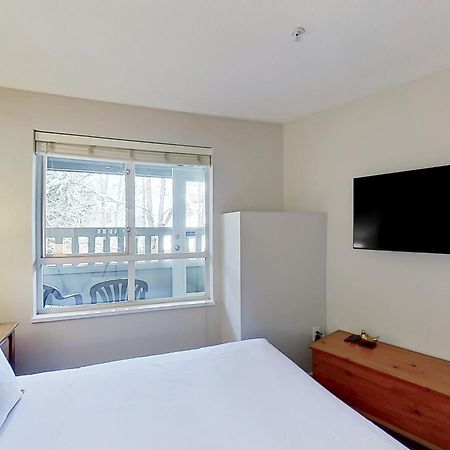 Town Plaza Suites Whistler Room photo